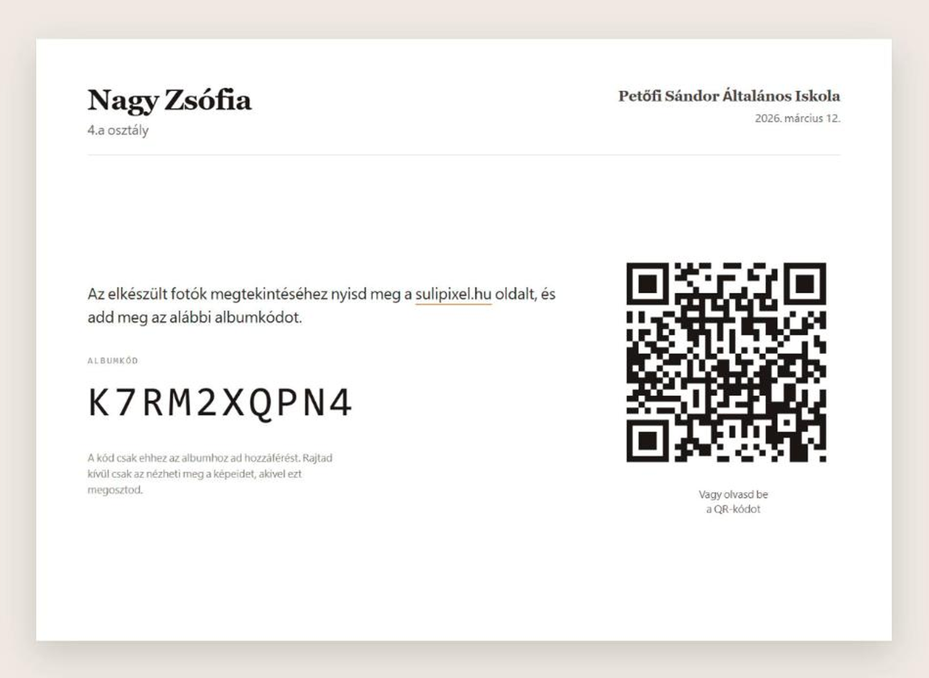 Kinyomtatott A5-ös értesítő lap: fent a tanuló neve és osztálya, alatta az albumkód és a hozzá tartozó QR-kód.