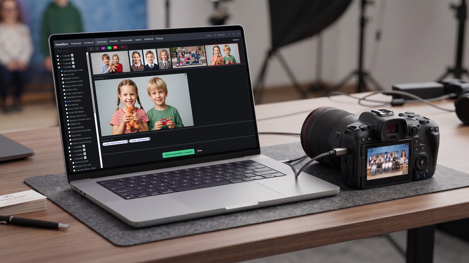 Laptop egy fotóstúdióban: a képernyőn bal oldalt a névsor, jobb oldalt a beérkező képek, a laptophoz kötve a fényképező.